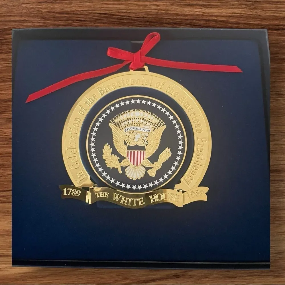 BICENTENNIAL WHITEE HOUSEE ORNAMENT 1989